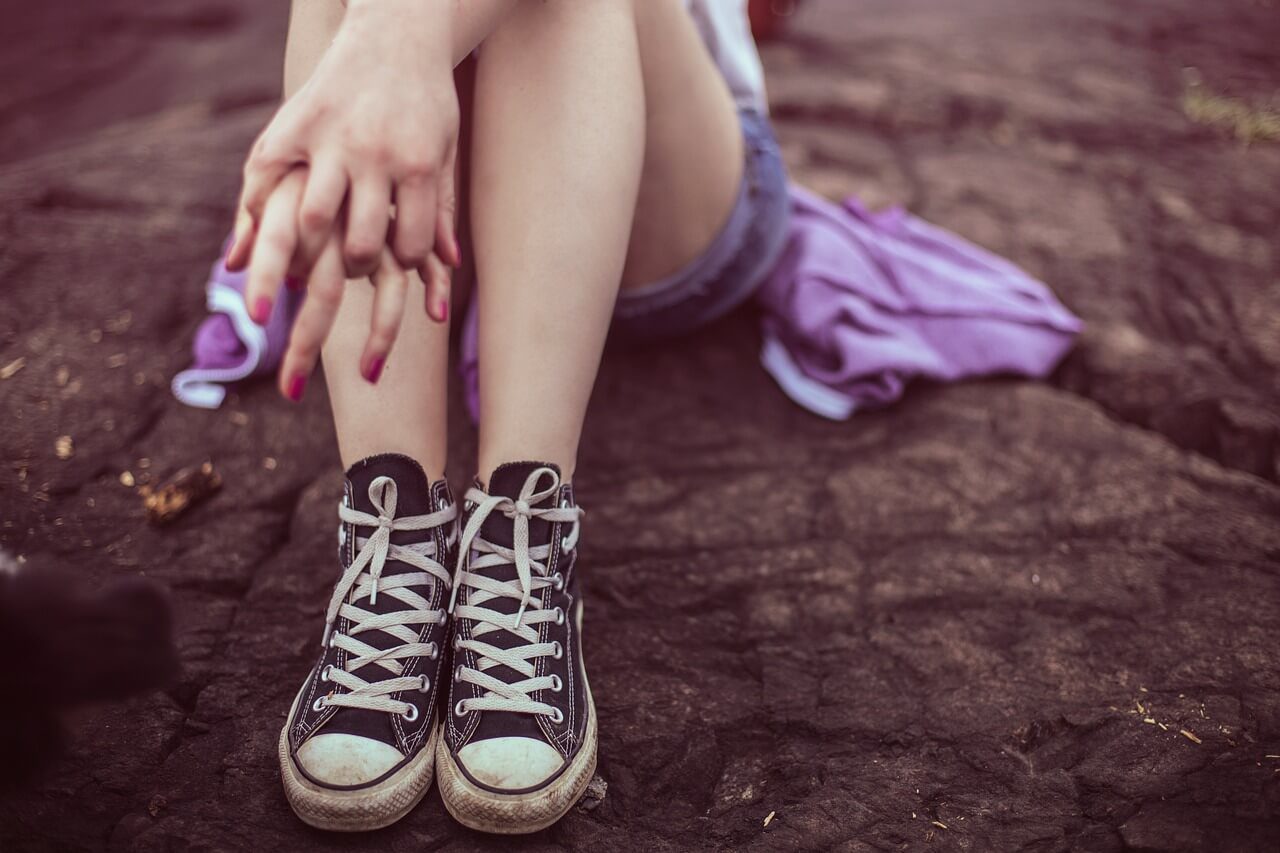 Teen in shoes wondering how to find a good therapist for a teenager